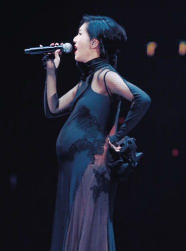 ��ǧ��ͦ���Ϊ�������󴩺�ɫ��ȹ�ж����ԣ�ͼ��