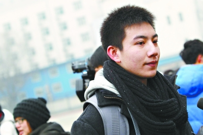 “围巾哥”北电落榜洒泪父安慰:要正视差距走下去