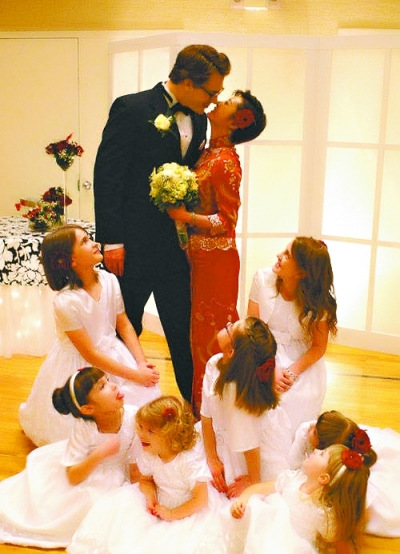 袁莉完婚与老公甜蜜对吻7可爱女孩相拥场面温馨