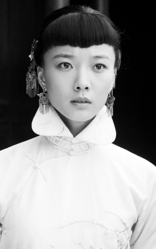 王珞丹拍戏急叫停:导演,刚声太大喊得我缺氧了