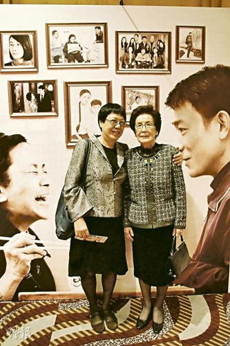 许鞍华携母亲一起看首映,许妈妈见到女儿今日成就,实在感自豪.
