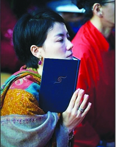 王菲前往印度虔诚朝圣 侧面曝光如秋叶般静美(图)