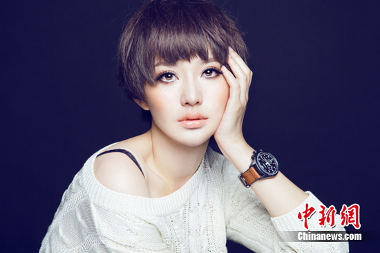 王子子薄透纱裙轻裹美腿 粉唇微启妩媚咬手指(图)(6)