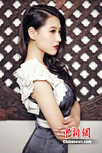 宁丹琳眉清目朗抛弃齐刘海 烈焰红唇卷发披肩(图)(2)