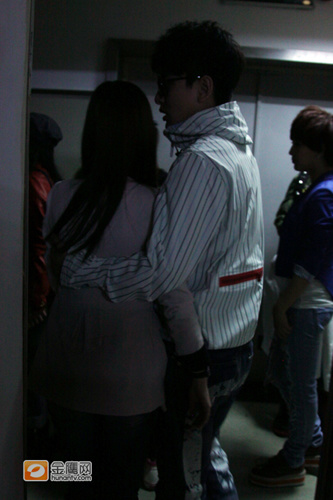 李小璐出差贾乃亮当24孝男友 当众人恩爱相拥(图)