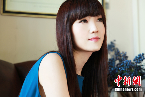 原创歌手苏曼写真曝光 或抬头微笑或垂眉深思(图)