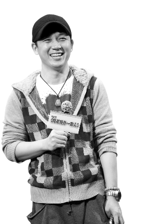 潘粤明陪伴妻儿少感无奈 闻董洁产后更靓丽开心笑