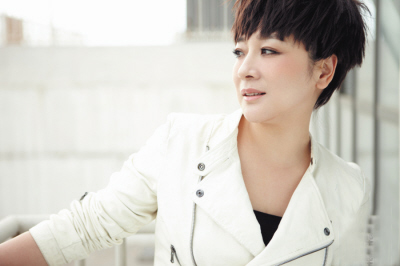 陈小艺短发干练妩媚 蓬松凌乱造型美艳动人(图)