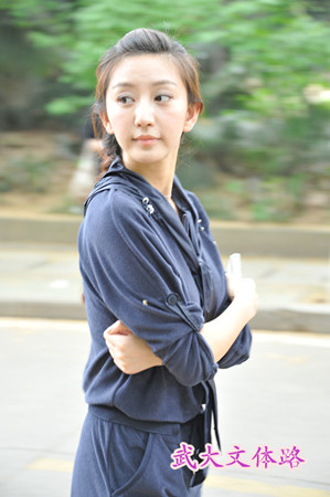 素颜加时尚休闲服,唐一菲校园之行尽显青春气息,有同学拍下她的照片以