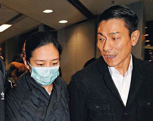 11年4月,做大马姑爷的刘德华,陪朱丽倩返家乡拜祭亡父朱金城.