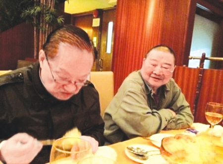 4月16日,蔡澜微博传图:查先生和倪匡