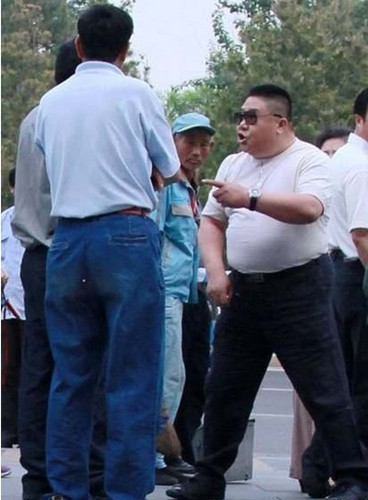 曝演员刘金山被拒门外发飙动粗 助理:是劝架(2)