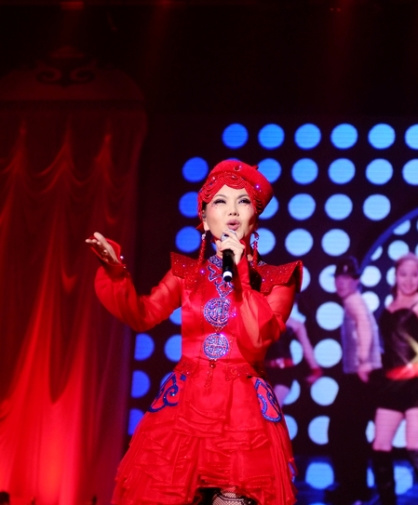 “蒙古之花”乌兰图雅草原三部曲献唱慈善晚会(图)