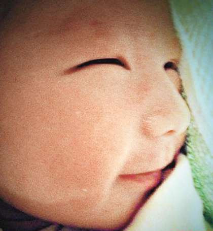 郭羡妮女儿萌照曝光 笑起来眯眯眼模样可爱(图)