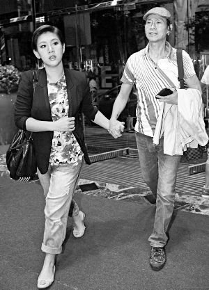 郑少秋为郑欣宜庆生与爱女十指相扣去吃饭(图)