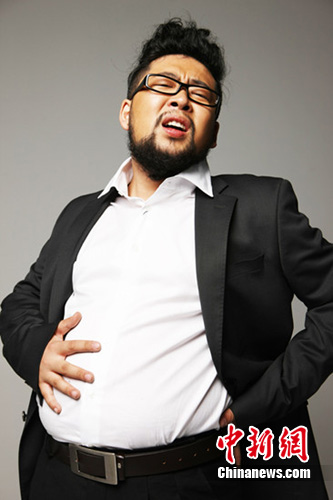 谐星修睿接替白凯南演“三人床”经典桥段常被模仿