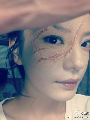 明星惊悚照曝光 杨幂举"大心脏"赵薇晒刀疤脸(图)(2)