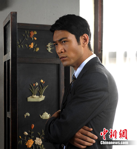 高健《玲珑局》扮中国版“华生”协助余文乐破案