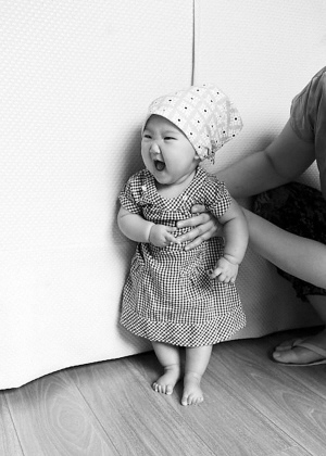 赵子琪夫妇晒女儿萌照“文艺女”造型可爱俏皮(图)