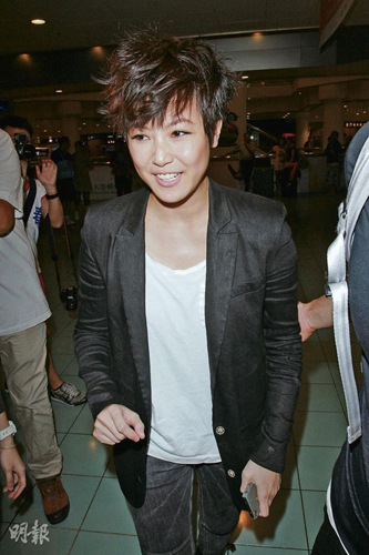 何韵诗闻容祖儿恋情长叹一声 被访黑脸挤笑容(图)