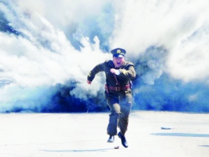 �齣�γ���Ƭ���ϣϣ���ݺ���:�뿪�ɻ������Χȹ