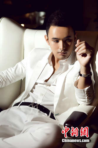 alex高杰全新居家写真曝光 纯白色系西装帅气(图)