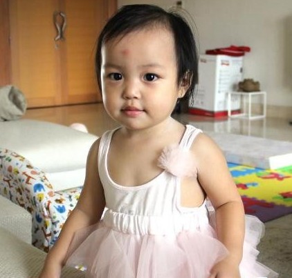 新闻中心 娱乐新闻  赵薇老公黄有龙经常在微博晒女儿黄新的可爱卖萌