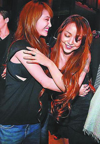 蔡依林与安室奈美惠相见恨晚 酒后玩"爱的抱抱"