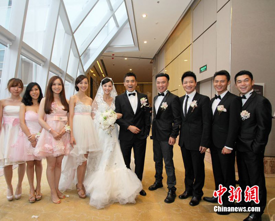 陈龙章龄之日前在上海甜蜜完婚,当天由李宗翰,韩栋等组成"水浒帮伴郎