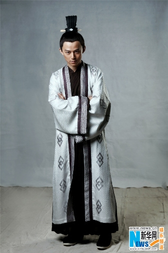 何炅《河东狮吼2》"父母官"造型曝光 能言善辩