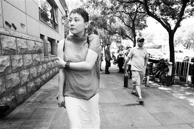 苏越涉嫌诈骗案重审开庭 作揖致谢前妻安雯(图)