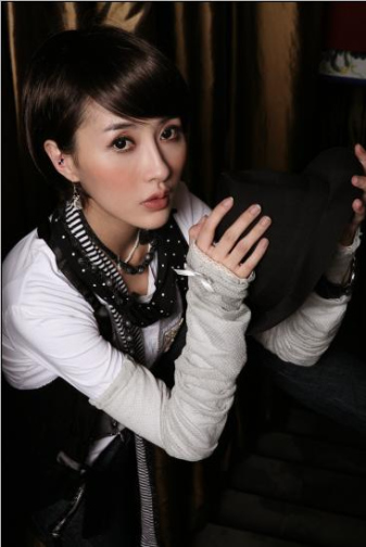 李羲儿心系北京暴雨 凌晨三点为大家平安祈福(图)