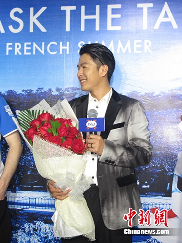 �����κ�����ˬ����˧�����з���Ц��ӯӯ��ͼ��