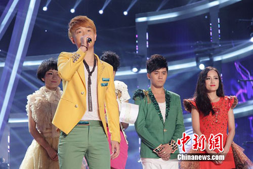 “天籁之声”汤腾飞晋级10强赛后情绪失控痛哭不止