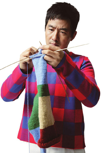 郭晓冬居家系大片曝光表情认真织五彩围巾(图)