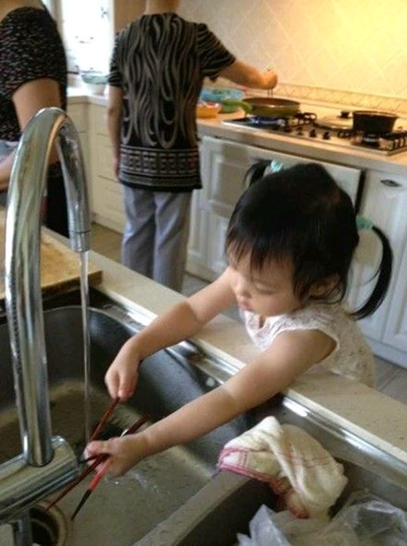 ��ޱ�Ϲ���Ů������ϴ������С���±��޶��£�ͼ��