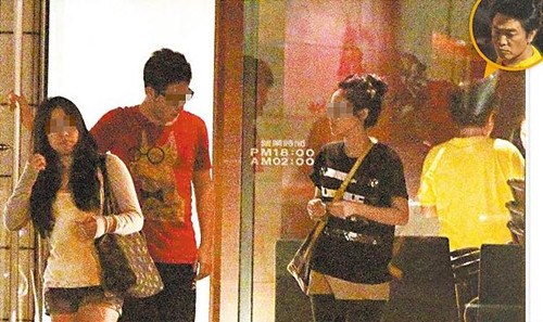 ���������Ů��ҹ�Ի��͵�ճ�ѩ��üͷ������ͼ��