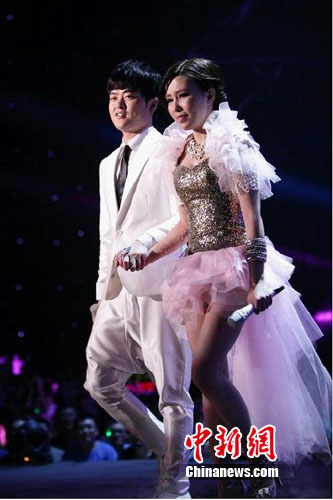 许艺娜与金贵晟牵手下台