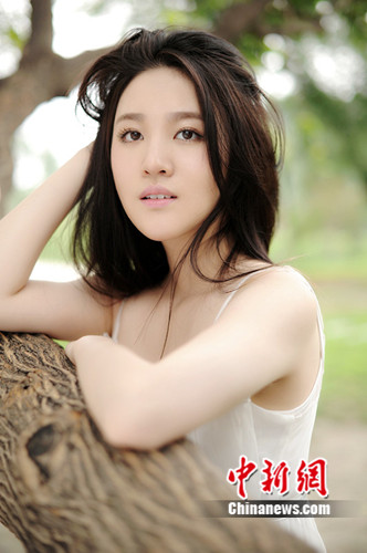 氧气美女刘筱筱拍夏日写真 纯白长裙清新甜美(图)