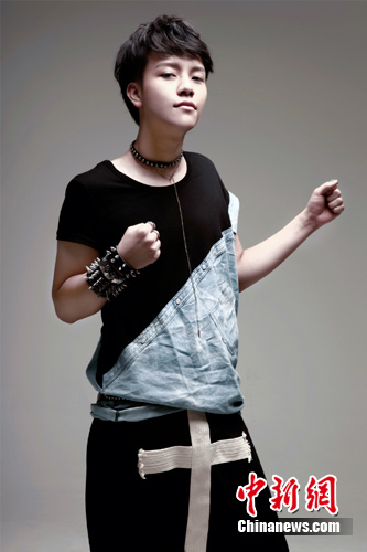 "乖俏"男生郑国锋华丽变身 引领潮男街头装扮