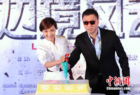 《边境风云》首映孙红雷提前庆生 杨坤送战衣(图)(5)