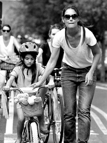 凯蒂带爱女学骑单车苏瑞戴头盔浑身粉嫩装束(图)