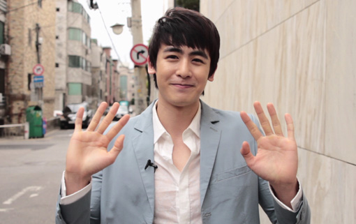 尼坤酒驾后现身泰国 坤妈飙泪称儿子已改过自新