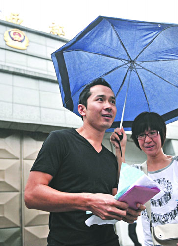 “快男”阿穆隆减刑出狱誓戒酒还债好友冒雨接(图)