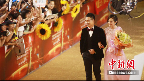 何晟铭获金鹰观众喜爱演员奖心怀感恩哽咽谢伯乐