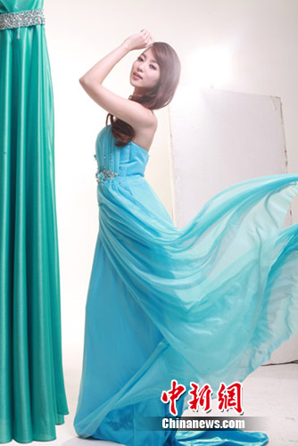 女主播李蜜女神大片曝光穿高衩裙秀美腿图