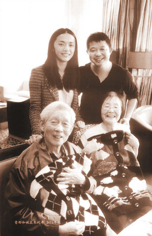 姚晨与曹郁父母合影曝光婚期未定准公公送诗留念