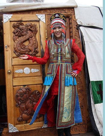 乌兰图雅新歌《站在草原望北京》拍MV强调爱国心