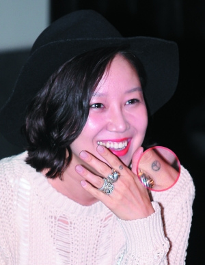 孔孝真手指文身为反战标志