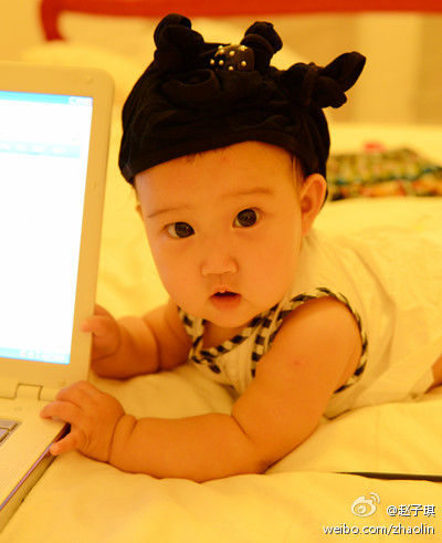 赵子琪当妈有女万事足跟爱女互啃“包子脸”(图)